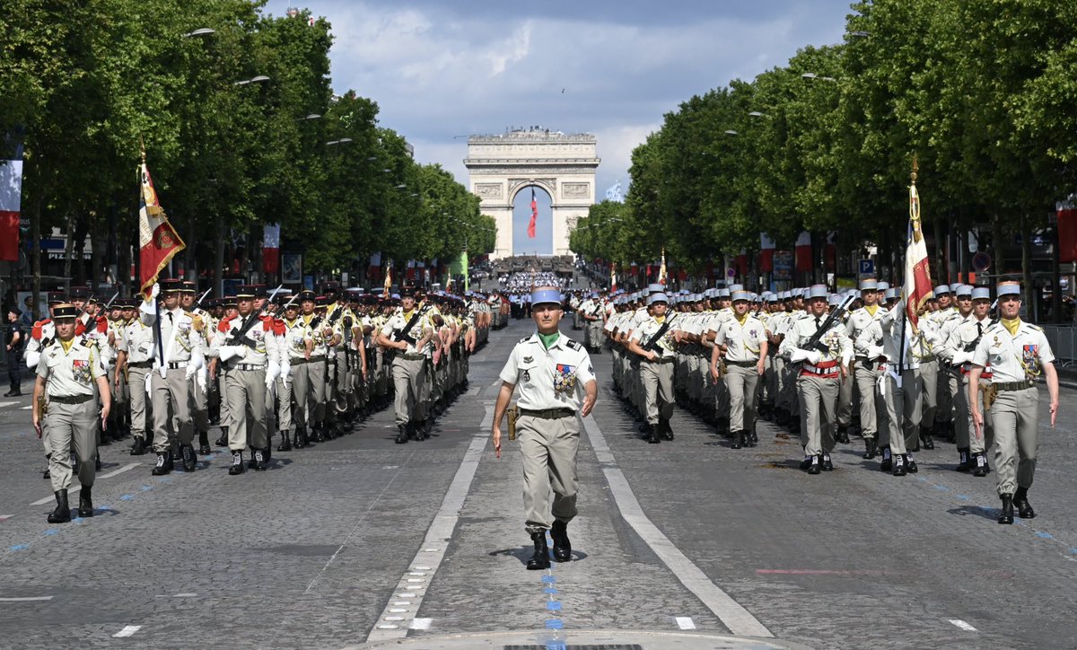 SebLecornu's tweet image. « Bonne de guerre »
Pour son 70e anniversaire, la 7e Brigade blindée défile en unité constituée : infanterie, cavalerie, génie, artillerie.
Au coeur de la transformation de l'@armeedeterre, prête à l'engagement dans un conflit de haute intensité.
Symbole de la capacité de nos…