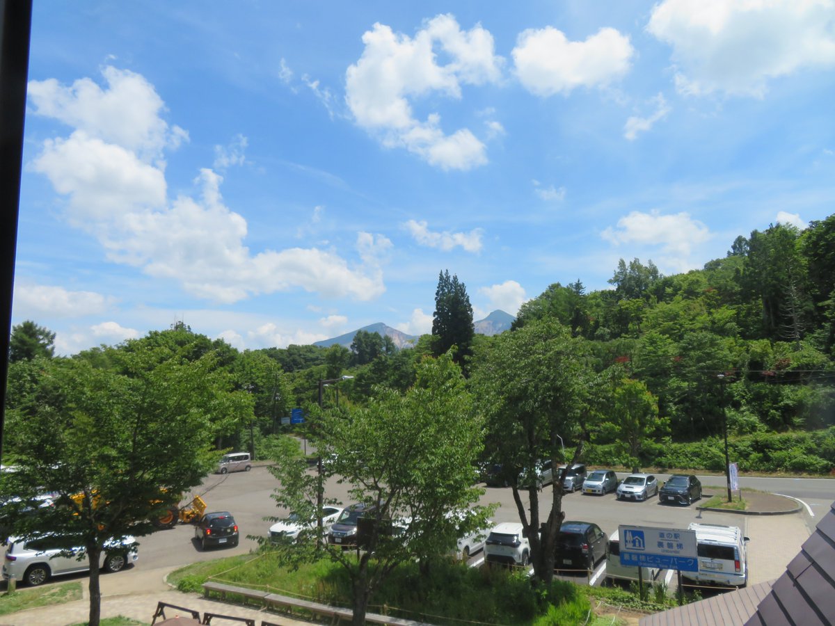 道の駅裏磐梯から見た檜原湖と磐梯山。