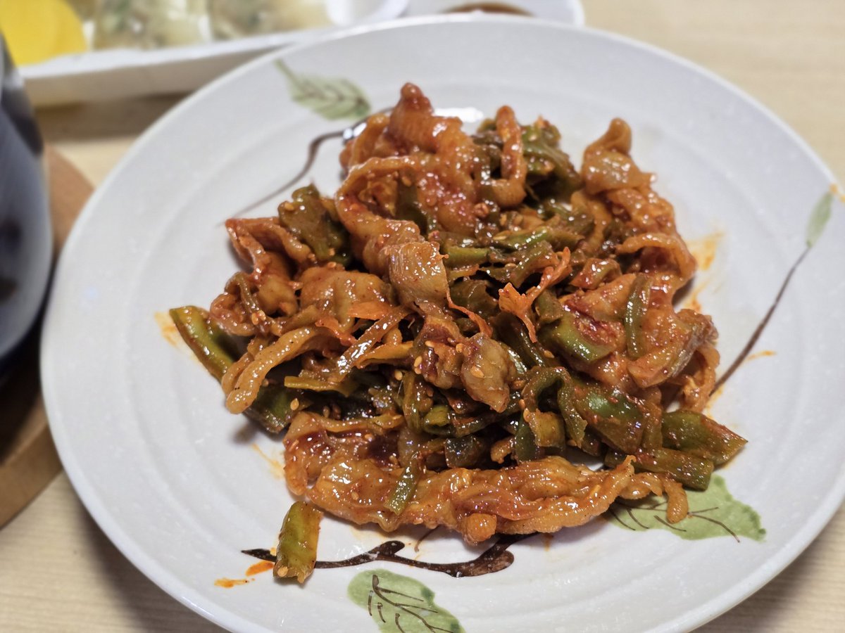 🍋아삭레몬무뼈닭발! 

궁채가 아삭하고 새콤한 무침소스에 레몬향이 가득해요!
매운거 못드시는 분은 힘들듯