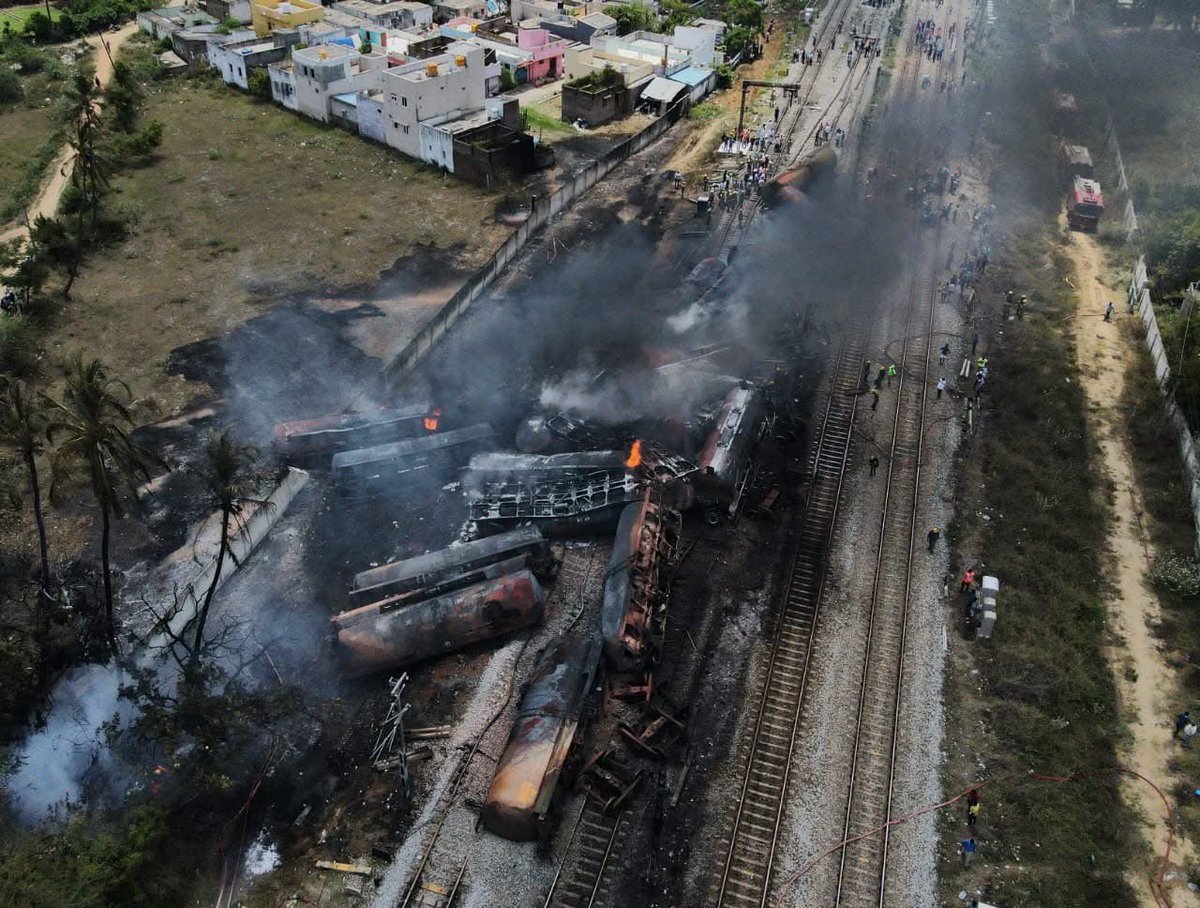 #TamilNadu #train fire: Diesel tanker on freight train goes up in flames near #Thiruvallur; services suspended 
📷