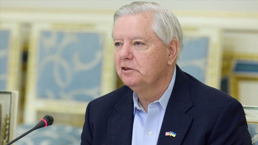 ABD'li Senatör Lindsey Graham, Rusya-Ukrayna savaşının "dönüm noktasının yaklaştığını" ifade etti.
"Washington yönetiminin, Ukrayna'ya fayda sağlayabilecek muazzam miktarda silahı Avrupalı müttefiklerimize satmaya başlayacağı planı için bizi takip etmeye devam edin."