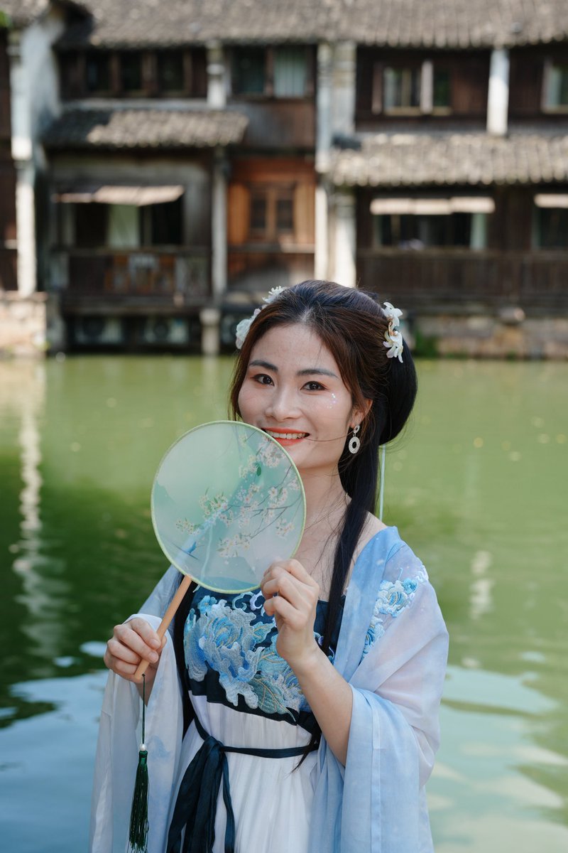 DuyenptHd's tweet photo. Ô Trấn nghìn năm – Gái Việt một nét duyên 🌿Giữa lòng cổ trấn Ô Trấn – nơi được mệnh danh là “Venice phương Đông”, vẻ đẹp cổ kính và thơ mộng hiện lên qua từng mái ngói rêu phong, từng dòng nước êm trôi https://t.co/0XSC9iIjW8