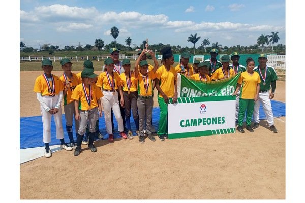 #LunesConMarx. ¡Hay que denunciar el abuso! El gobierno yanqui impidió que las niñas de softbol de La Palma (Pinar) ¡de 9-10 años! viajaran a Puerto Rico a la clasificatoria para la Serie Mundial: no le dieron visa a ninguno de los 7 técnicos. ¡#TumbaElBloqueo, yanqui de m...!