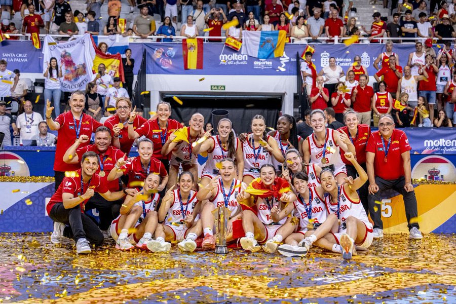 MDominguez_Glez's tweet image. ¡Orgullo canario en lo más alto de Europa! 🇮🇨 🇪🇺
Mi más sincera felicitación a las tinerfeñas Inés García Monje y Nicole Domínguez, flamantes campeonas de Europa Sub18 con la selección española de baloncesto.
Un título con un valor aún más especial al haberse conseguido en La…