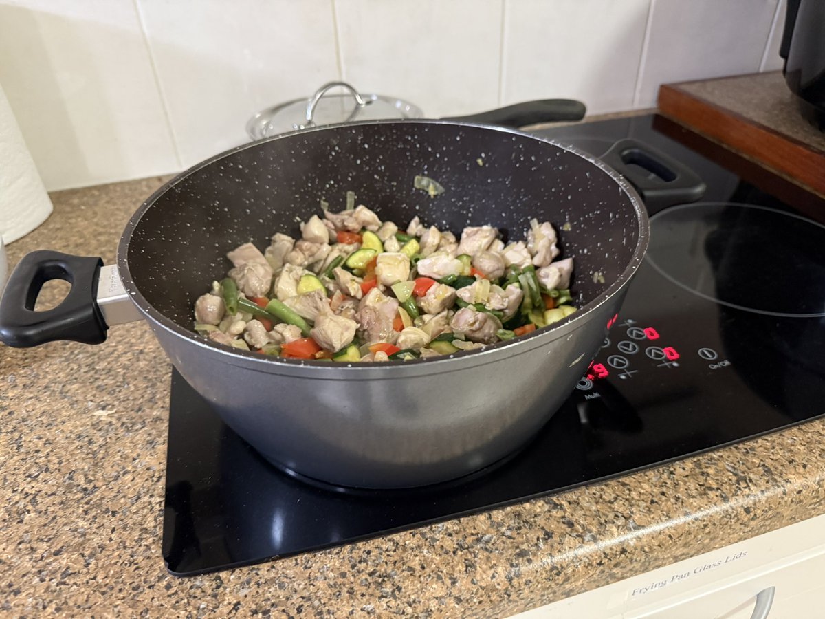 scecclesia's tweet photo. Cooking at Mum’s. Trying to “sear” my ingredients before adding the sauce. I HATE COOKING WITH ELECTRIC HOTPLATES. Great for porridge but give me gas for everything else. #cookingwithgas https://t.co/0m5LSq4NFp