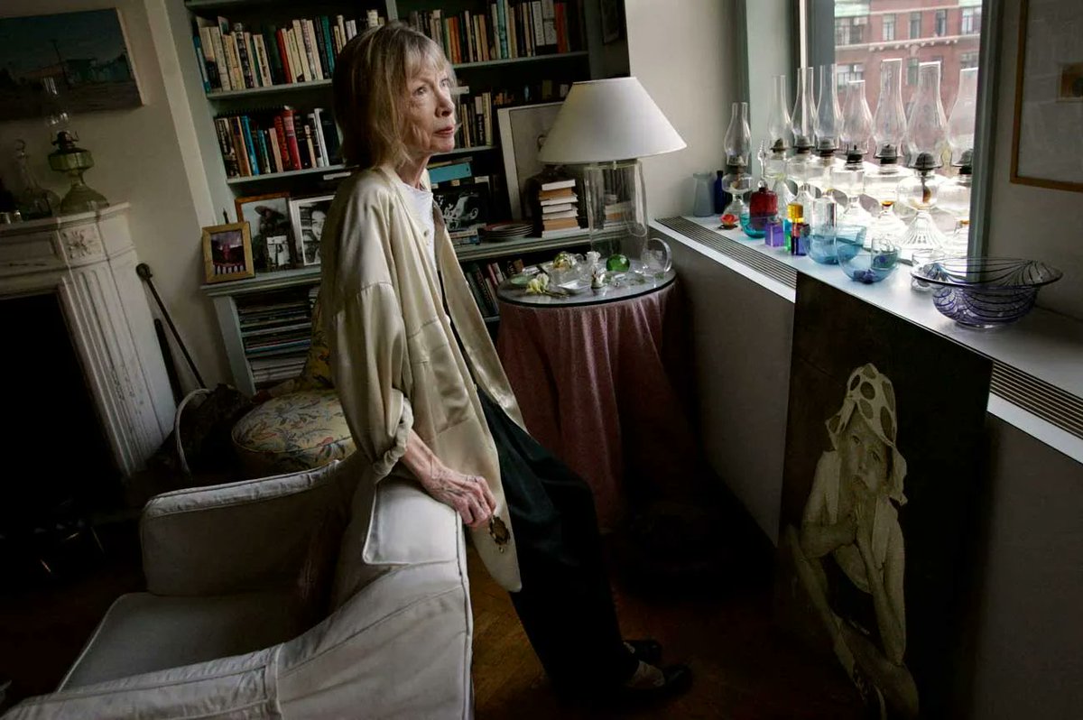 penguinlibros's tweet image. Joan Didion, como nunca antes la habíamos leído: vulnerable, cruda, implacable.
📓 «Apuntes para John» es el diario íntimo que no iba a ser libro… y que hoy conmueve por su verdad.
👉bit.ly/40g8ic2