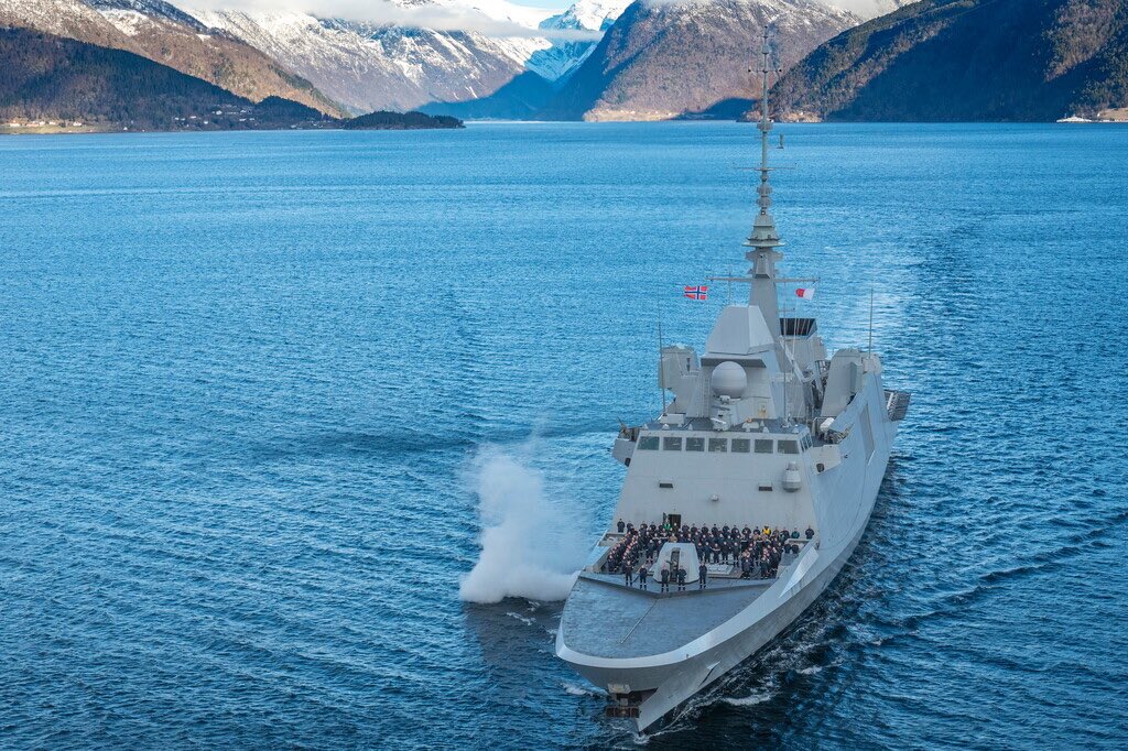 SebLecornu's tweet image. Une Marine d'emploi.
Des eaux chaudes du Pacifique et de la mer Rouge, jusqu'aux eaux gelées de la Baltique et de l'Arctique, la @MarineNationale est engagée à des niveaux rarement atteints dans son histoire moderne.
À l'image de l'équipage de la frégate multi-missions…