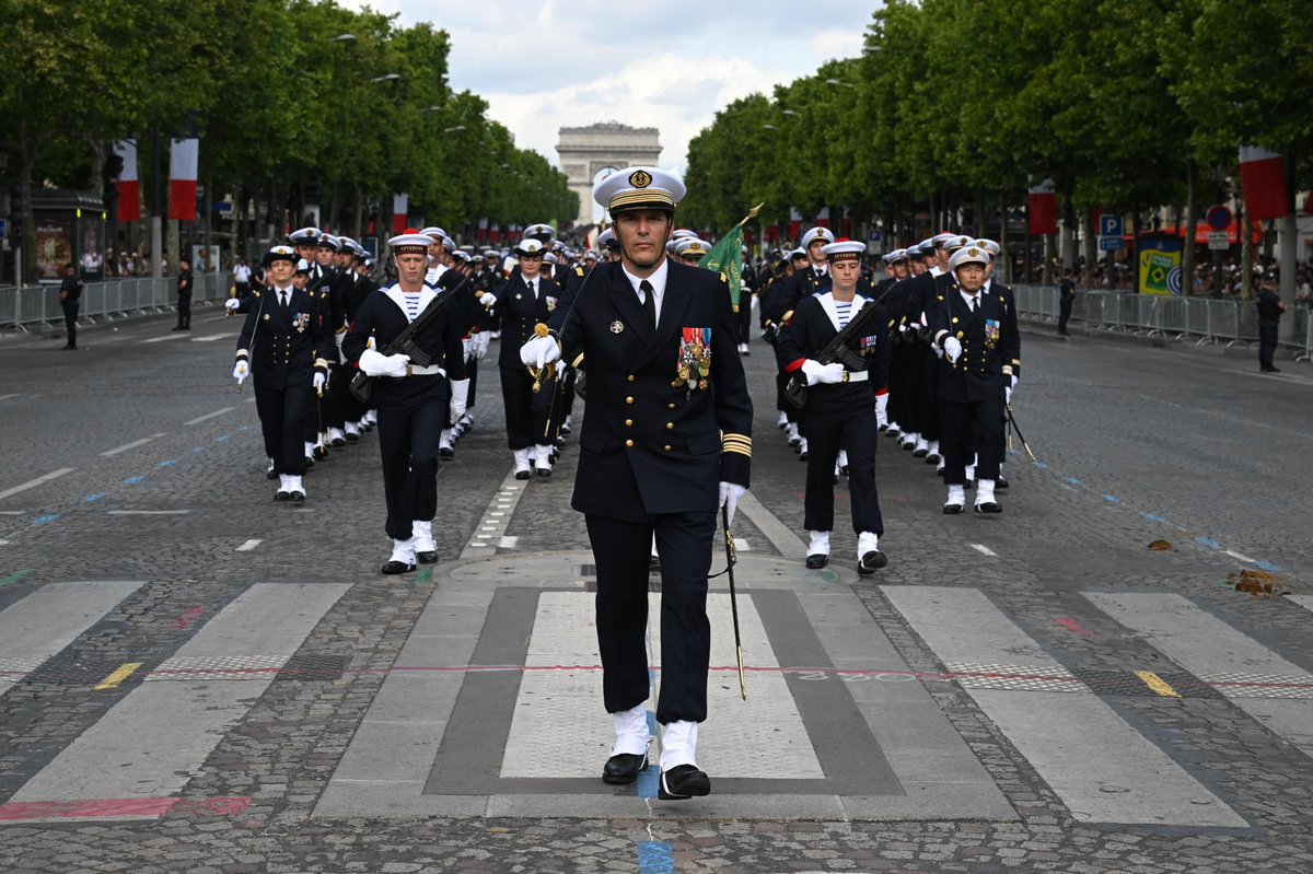 SebLecornu's tweet image. Une Marine d'emploi.
Des eaux chaudes du Pacifique et de la mer Rouge, jusqu'aux eaux gelées de la Baltique et de l'Arctique, la @MarineNationale est engagée à des niveaux rarement atteints dans son histoire moderne.
À l'image de l'équipage de la frégate multi-missions…