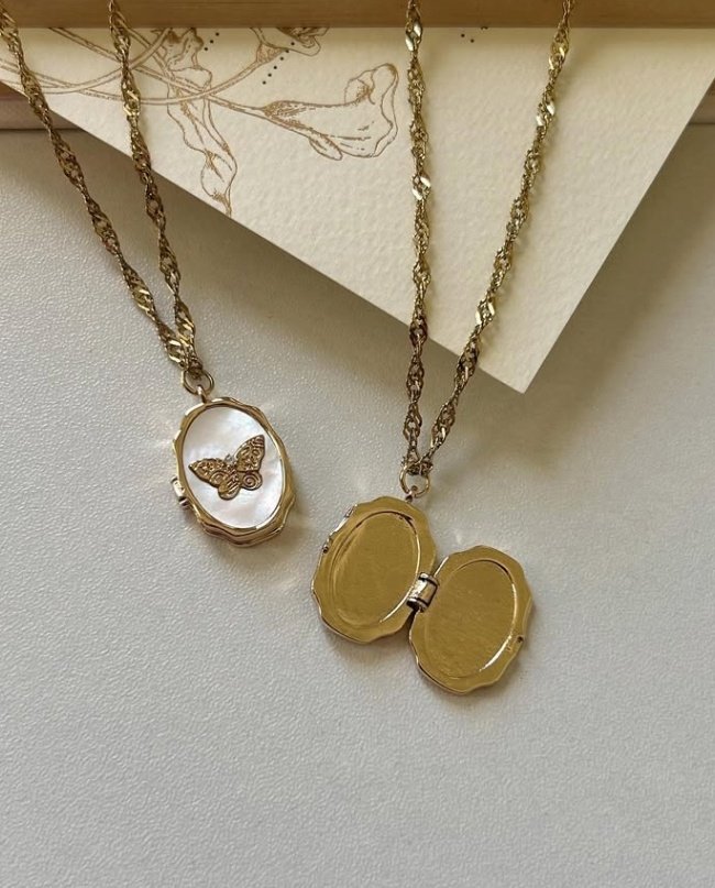 aesthetic necklace ideas

a thread