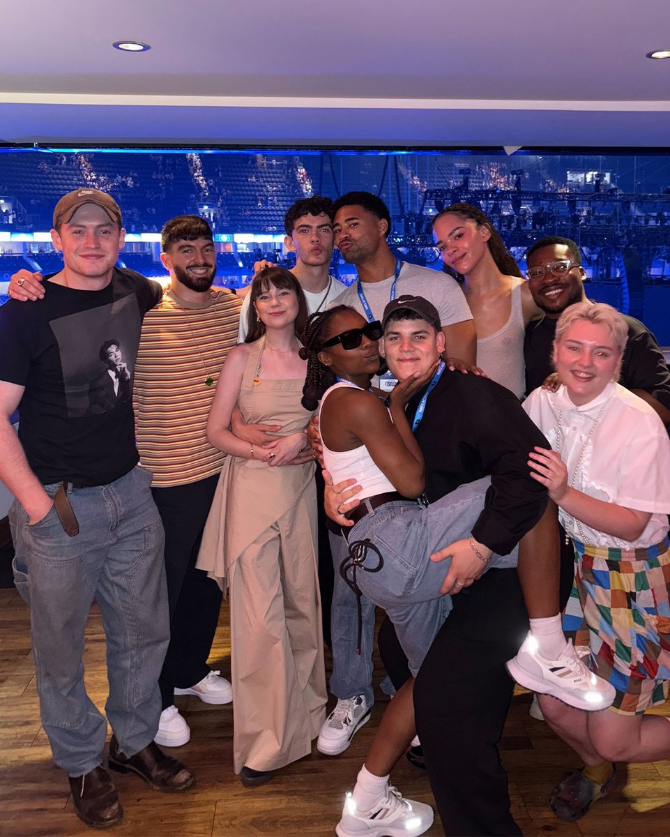 Netflix UK & Ireland (@netflixuk) on Twitter photo Birds of a feather!! The Heartstopper gang at last night’s <a href="/billieeilish/">billie eilish</a> concert in London 🍂 Birds of a feather!! The Heartstopper gang at last night’s <a href="/billieeilish/">billie eilish</a> concert in London 🍂