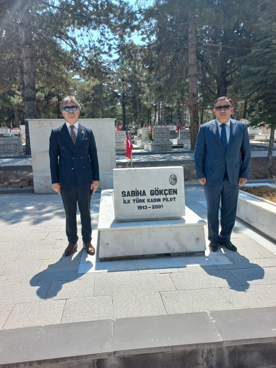 temadankara's tweet photo. Şehadetinin yıldönümünde 15 Temmuzun ilk şehidi  Şehit Topçu Astsb.Kd.Bçvş. Bülent Aydın  TEMAD Genel Başkanı Sn.Cahit KOCA , Azerbaycan Askeri Federasyonlar Başkanı Emin HASANLI, Azerbeycan Özel Kuv.K.lığından Gazi Astsb. Famil FARACOV , Temad Gnl. Merkez  yönetimi ve üyelerimiz ile birlikte Cebeci Askeri Şehitliğinde Kabri başında anılmıştır. Şehitlik ziyaretinde şehitlikte bulunan ilk kadın pilot Sabiha GÖKÇEN ve şehitlerimizin kabirleri de ziyaret edilmiştir. 
Mekanları Cennet, Ruhları Şad olsun !