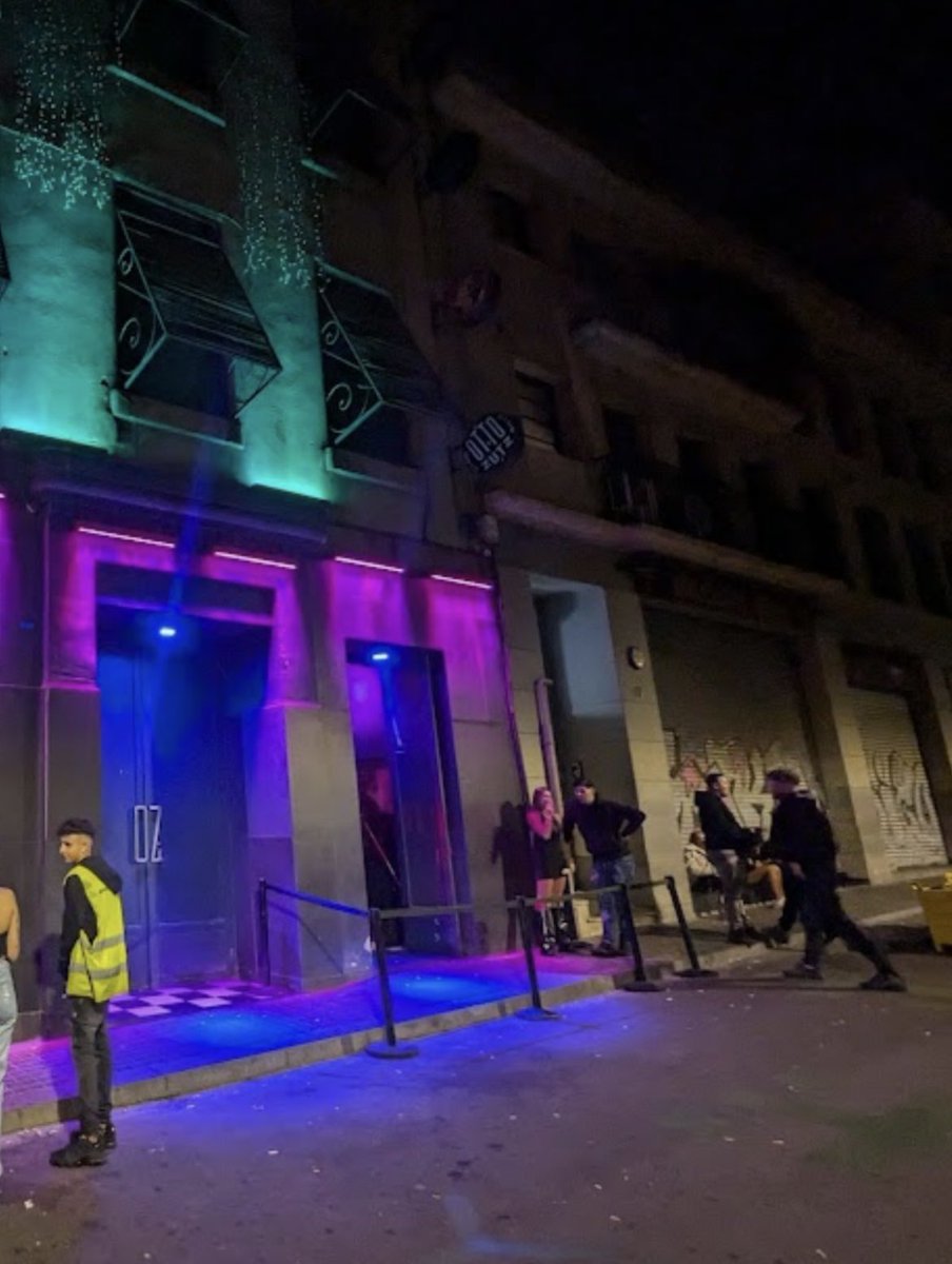 Un youtuber de 22 años extranjero con nacionalidad española, que los Mossos no han facilitado su origen.
Viola cruelmente con sumisión química a una chica joven junto a la discoteca Otto Zutz de Barcelona.
La chica quedó ingresada en el Hospital Clínic con lesiones en la vagina🤦‍♂️