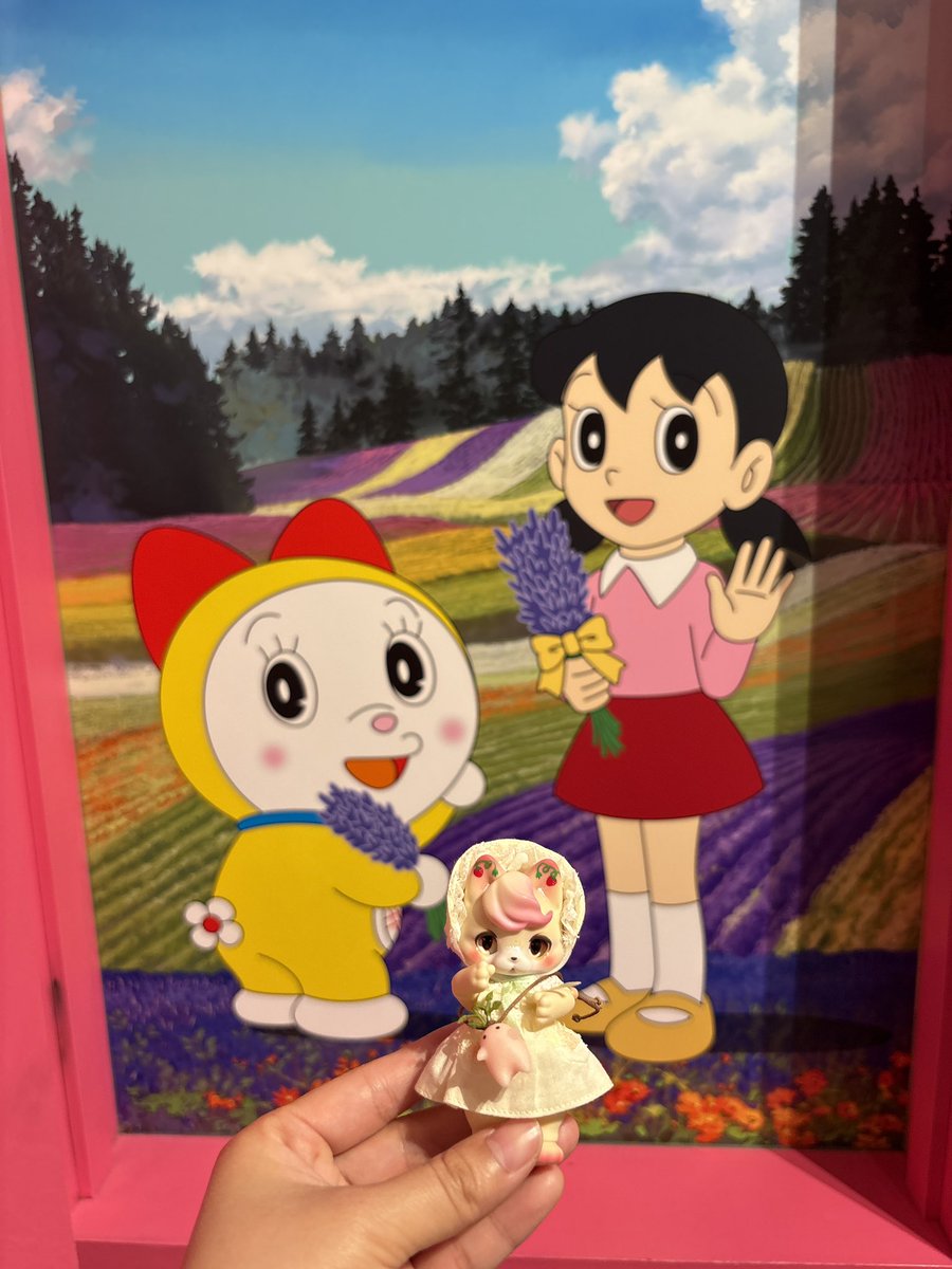 早速mioちゃんとお出かけ♪ ♬

猫の大先輩(?)である大きなドラえもんと一緒に📸
ラベンダーに囲まれてるしずかちゃんとドラミちゃんもいた~ ₍₍ ( ๑॔˃̶◡ ˂̶๑॓)◞♡

よく考えるとどこでもドアの色にショッキングピンクを採用するのすごいかわいいな...!

#mio 
#kumukuku
