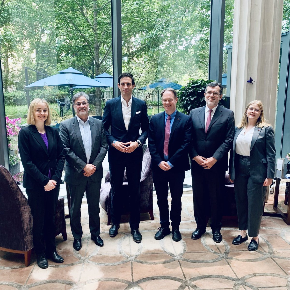WBHoekstra's tweet image. In 🇨🇳, good meeting with @BNPParibas and the European Chamber of Commerce in China. We exchanged on EU-China business relations.