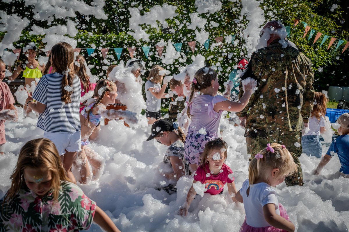mnbg_lithuania's tweet image. A summer day to remember🌞 Our soldiers from our #MNBGLTU joined @lachen_helfen_ev at the Pastoge Children`s Home in Kaunas. With games, small prizes and military vehicles to explore, the smiles said it all. Special thanks to our Military Police team who made the parcours. #NATO