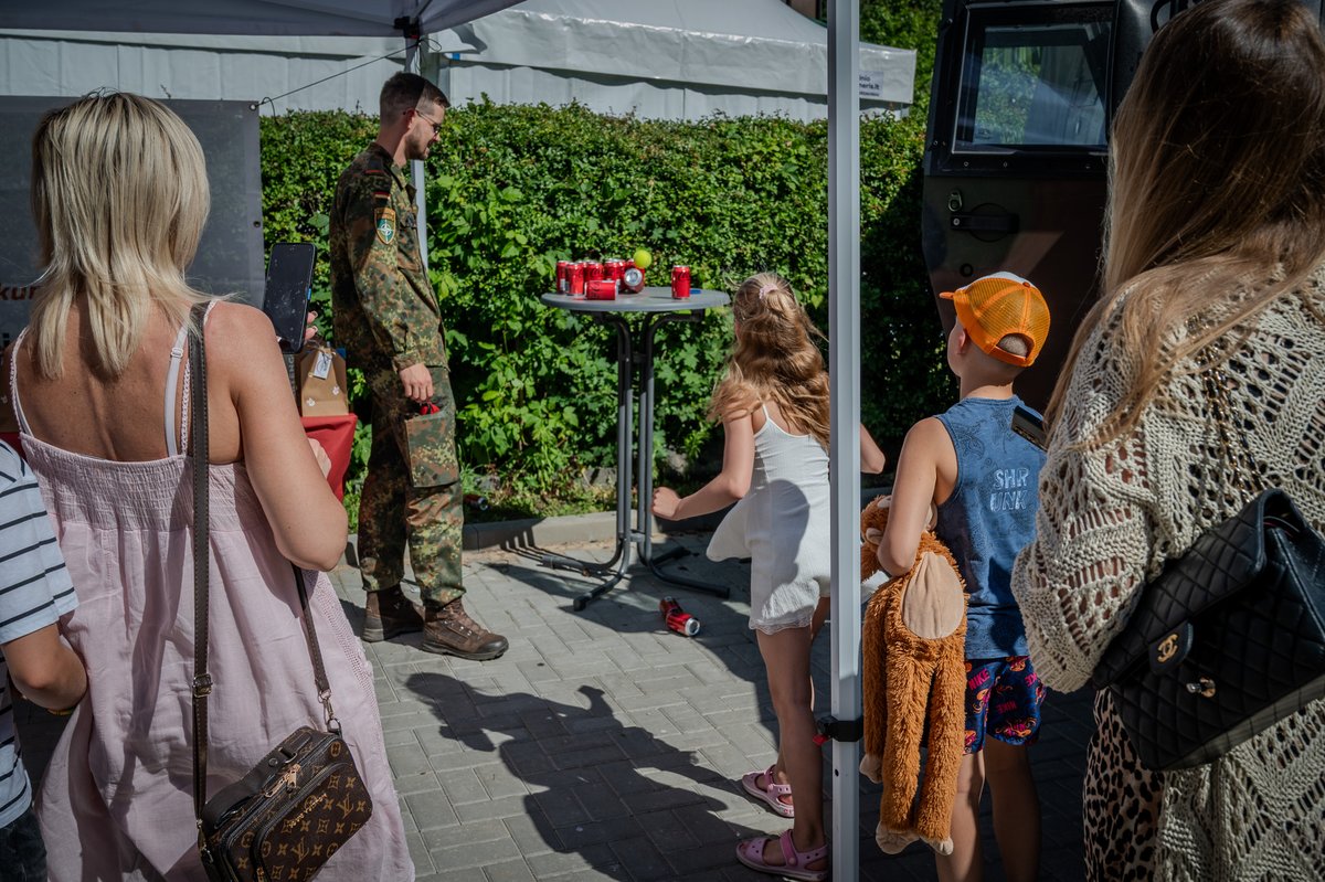 mnbg_lithuania's tweet image. A summer day to remember🌞 Our soldiers from our #MNBGLTU joined @lachen_helfen_ev at the Pastoge Children`s Home in Kaunas. With games, small prizes and military vehicles to explore, the smiles said it all. Special thanks to our Military Police team who made the parcours. #NATO
