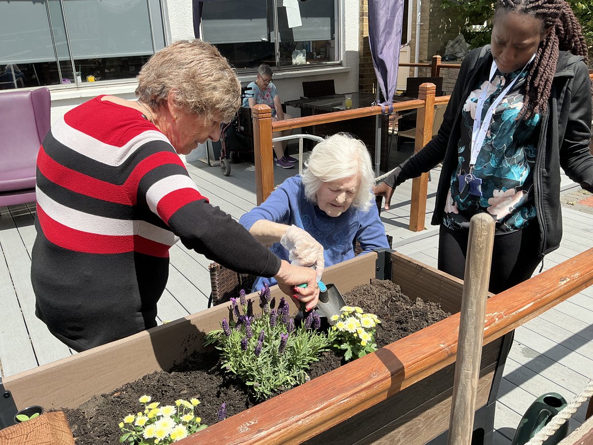 Last week at HOPWA, our clients enjoyed some gardening in the sunshine! 💐🌸🌻