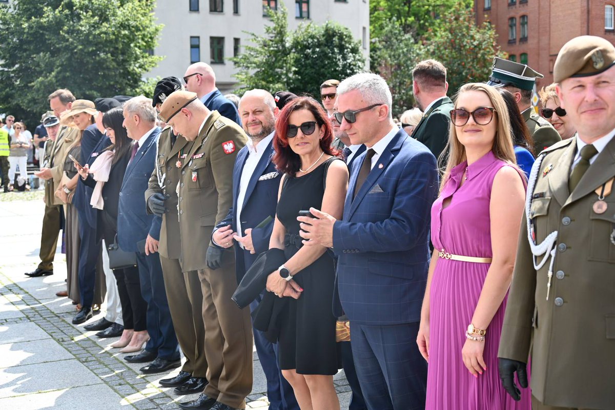 TK_GOV_PL's tweet image. Prezes TK sędzia Bogdan Święczkowski wziął udział w uroczystej przysiędze żołnierzy 13. Śląskiej Brygady OT im. ppłk T. Puszczyńskiego ps. „Wawelberg”.
Uroczystość odbyła się 13 lipca w Rudzie Śląskiej na placu Jana Pawła II. #WOT
fot. RUDA Śląska