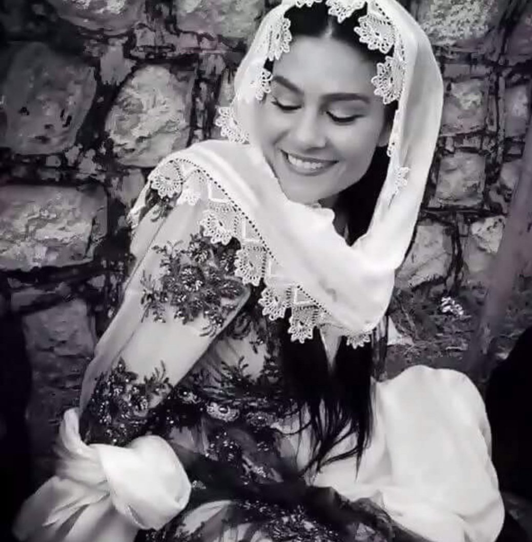 ulkuglpnr's tweet image. *.*.*.*.
Şimdi bir mevsim bırak avuçlarıma
Sevdamın en hoyrat rüzgarı essin
Sürmesi hilal kaşıma deli divane oy
Hangi yayın okunan kirpiği gözlerin
