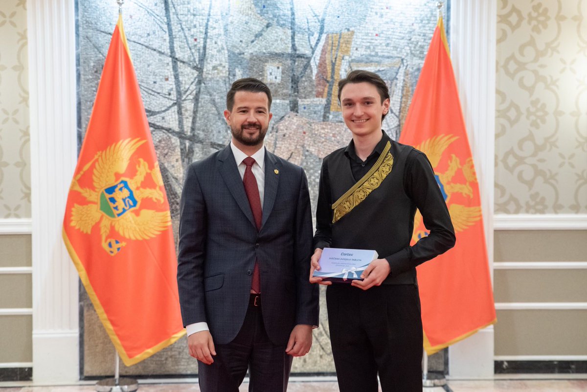 JakovMilatovic's tweet image. Aleksa, ponos si Crne Gore!
Na Dan državnosti, kad slavimo slobodu, dostojanstvo i istoriju naše države – ti si nam podario i novu stranicu ponosa! Tvoja bronzana medalja na Međunarodnoj olimpijadi iz hemije u Dubaiju nije samo lični, već istorijski uspjeh za Crnu Goru.
Po prvi…
