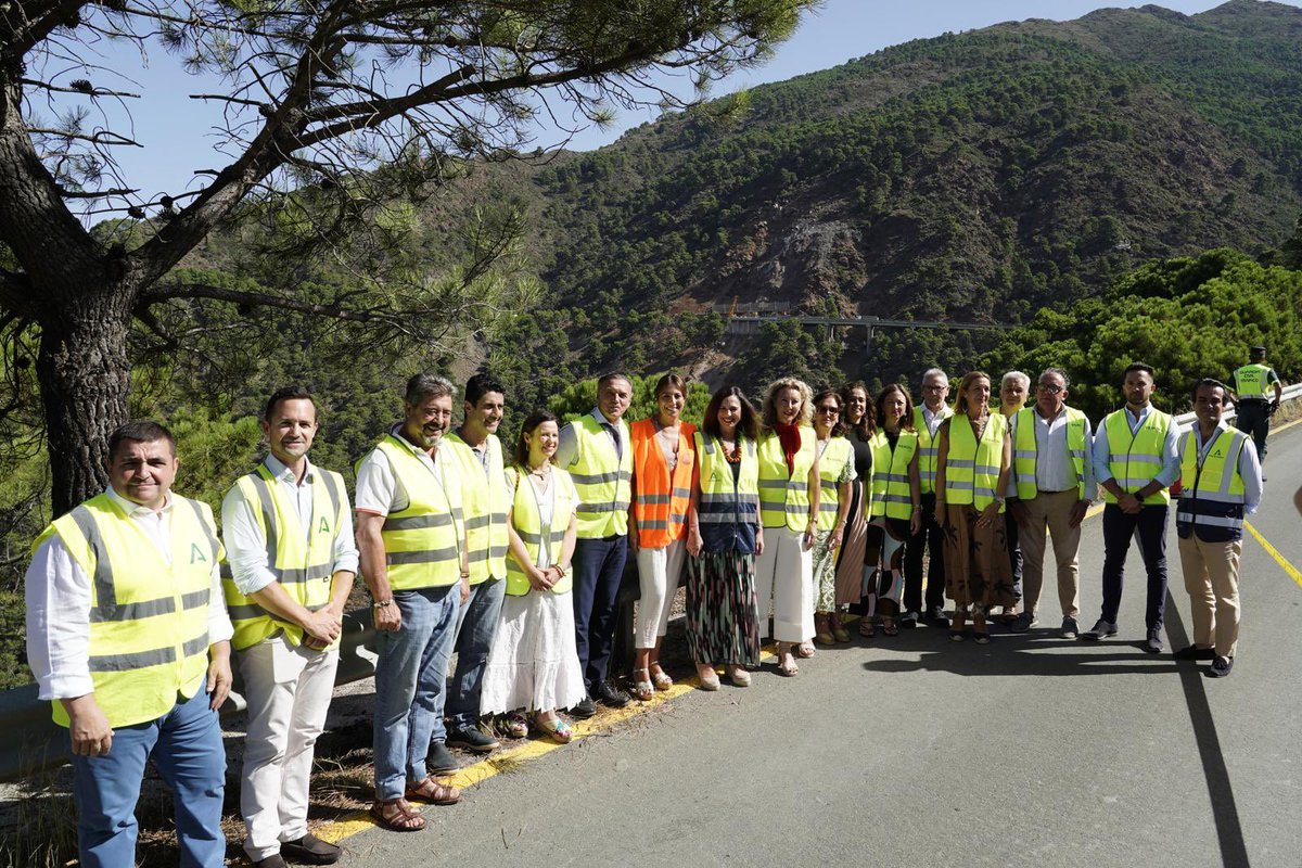 Rocío Díaz Jiménez (@rocio_diazj) on Twitter photo El Gobierno de <a href="/JuanMa_Moreno/">Juanma Moreno</a> cumple con la palabra dada: acortamos plazos y abrimos un carril de la carretera que une #Ronda con San Pedro de Alcántara.
Máxima precaución.
Desde <a href="/AndaluciaJunta/">Junta de Andalucía</a> continuamos trabajando para la apertura total de la A-397. El Gobierno de <a href="/JuanMa_Moreno/">Juanma Moreno</a> cumple con la palabra dada: acortamos plazos y abrimos un carril de la carretera que une #Ronda con San Pedro de Alcántara.
Máxima precaución.
Desde <a href="/AndaluciaJunta/">Junta de Andalucía</a> continuamos trabajando para la apertura total de la A-397.