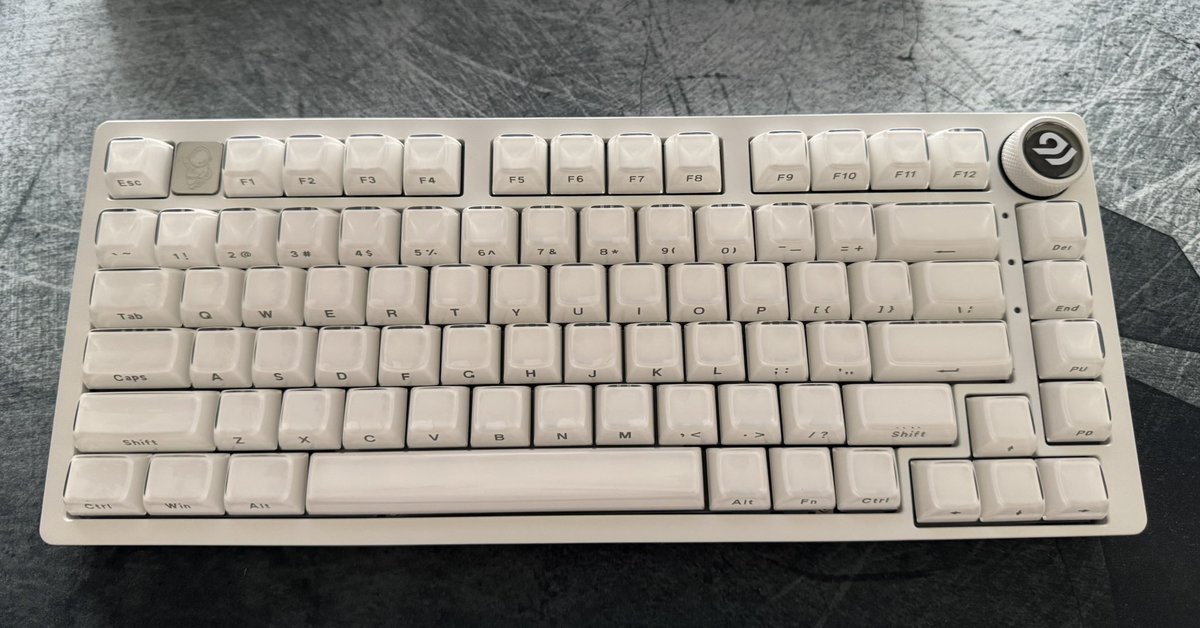 Nithoru's tweet image. Customized gfs keyboard with new jelly glossy keycaps, matches the overall vibe better (1st before, 2nd after)