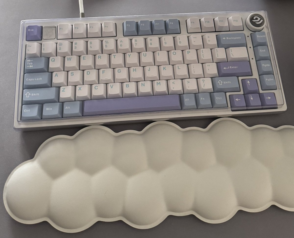 Nithoru's tweet image. Customized gfs keyboard with new jelly glossy keycaps, matches the overall vibe better (1st before, 2nd after)