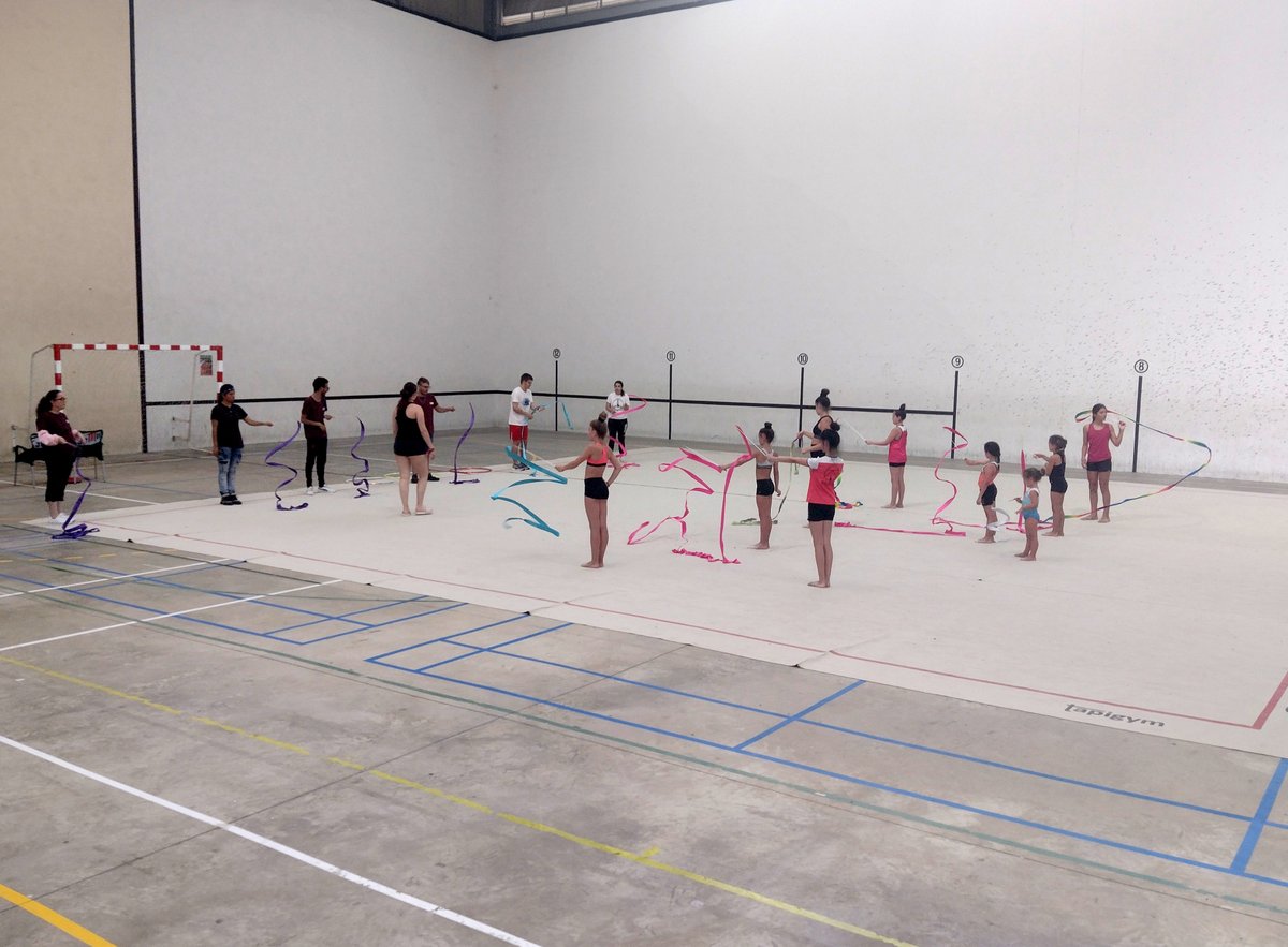 El #CentroOcupacional de #SanAdrián se ha unido al club Elezu en una actividad inclusiva. Practicaron diferentes ejercicios con cintas y pelotas, con el objetivo de acercar la gimnasia rítmica a la #discapacidadintelectual y de seguir generando más oportunidades en el deporte 🤩