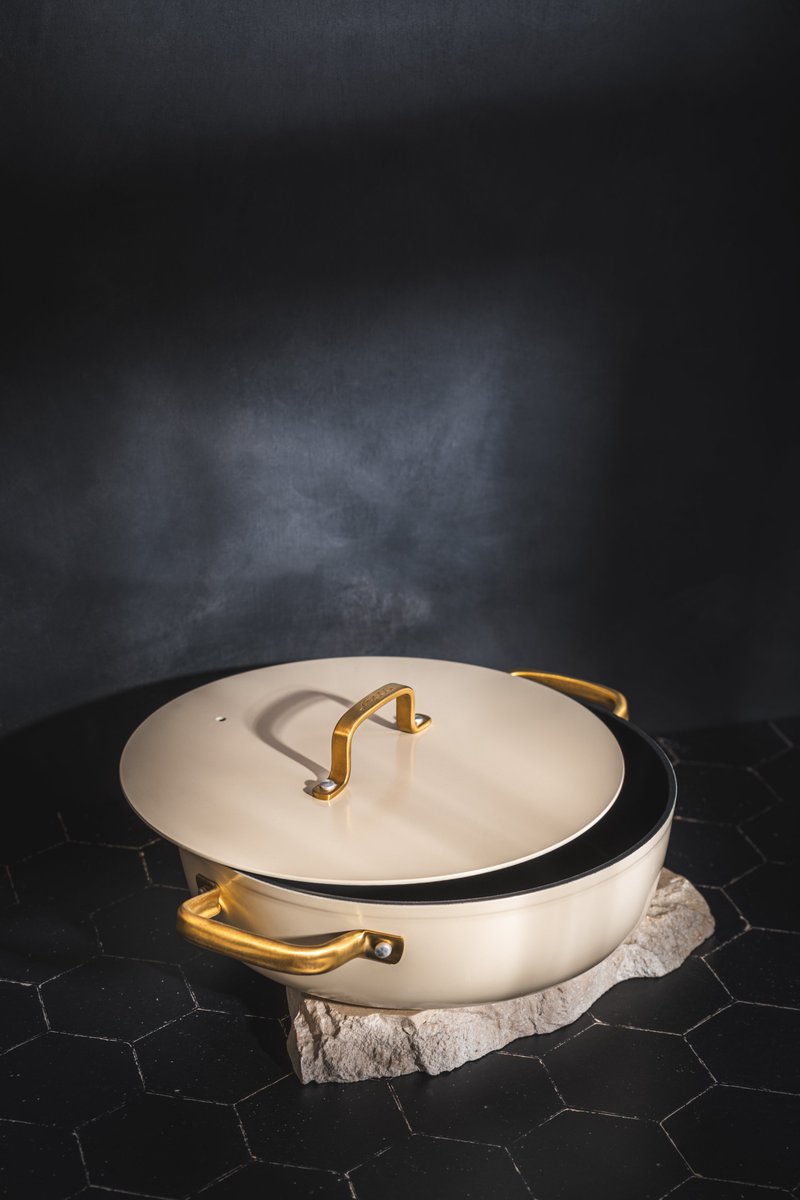 Diseñada para durar, pensada para cocinar a otro nivel🤍Samoa Iconic combina resistencia, distribución uniforme del calor y diseño💫 
¡Descúbrela! arcos.com/es_ES/sartenes…