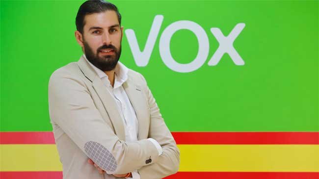Este fascista se llama José Ángel Antelo y fue jugador formado en la cantera del Real Madrid, jugó en UCAM Murcia y al terminar su carrera en el baloncesto fichó por la ultraderecha de VOX. Está liderando manifestaciones xenófobas en Torre Pacheco. Hoy es denunciado en Fiscalía.