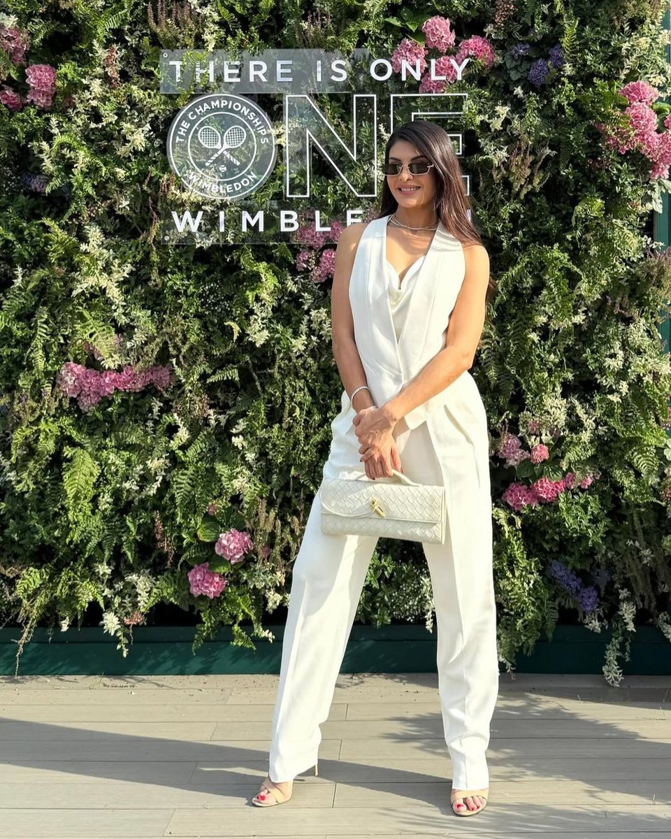 From legendary cricketers to well-loved #Bollywood stars, #Wimbledon2025 saw a long list of Indian celebrities in the stands of #CentreCourt. Read more: hellomagazine.in/celebrities/st… #HELLOIndia #HELLOMagazine