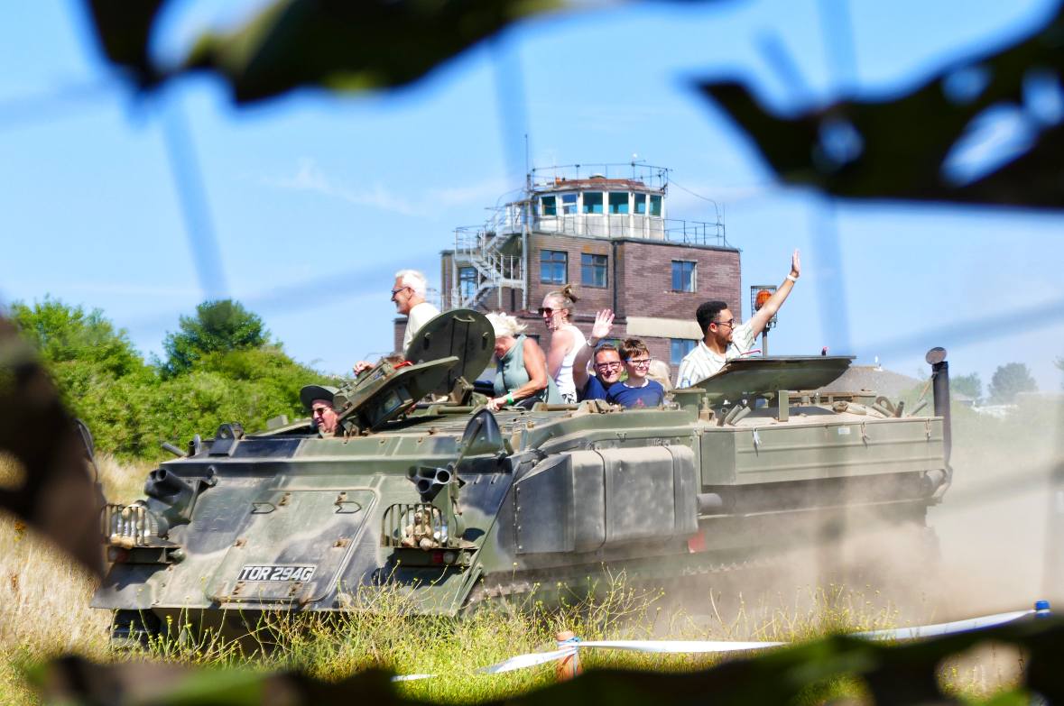 CommunityAd's tweet image. 🚀📸What a sunny day at Manston Airport! 🌞 From thrilling Red Arrows to the nostalgic Vintage Bus Run and WW2 Military Displays, an amazing job by all involved! 👏

Photos: Frank Leppard 

#KentEvents #Aviation #History #kent #ramsgate