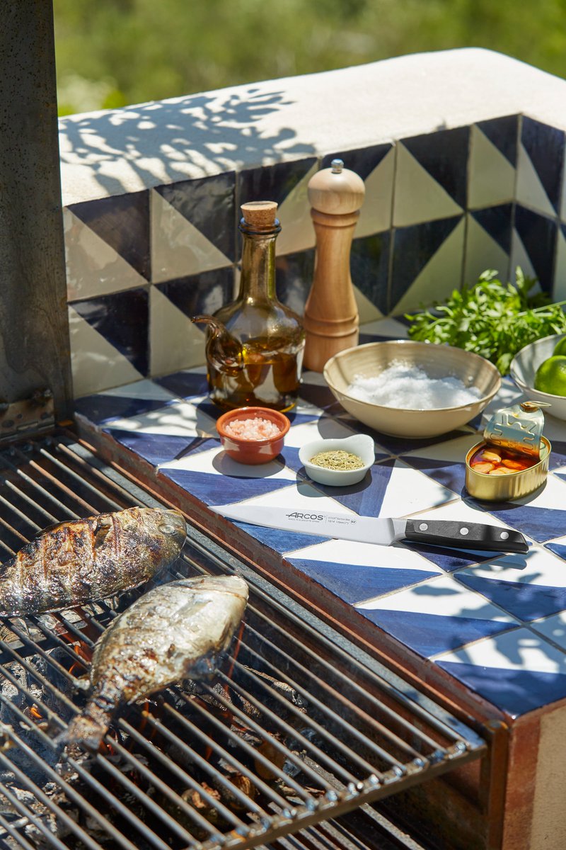 El sabor del Mediterráneo también se cocina a la brasa🔥🐟 Cuando el pescado pasa por la parrilla, necesitas herramientas a la altura🔪 ¡Elige tus favoritos!   arcos.com/es_ES/?utm_sou…