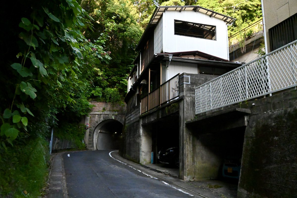 hatolier_camera's tweet image. 繁華街のすぐ裏にトンネルがある街、佐世保。