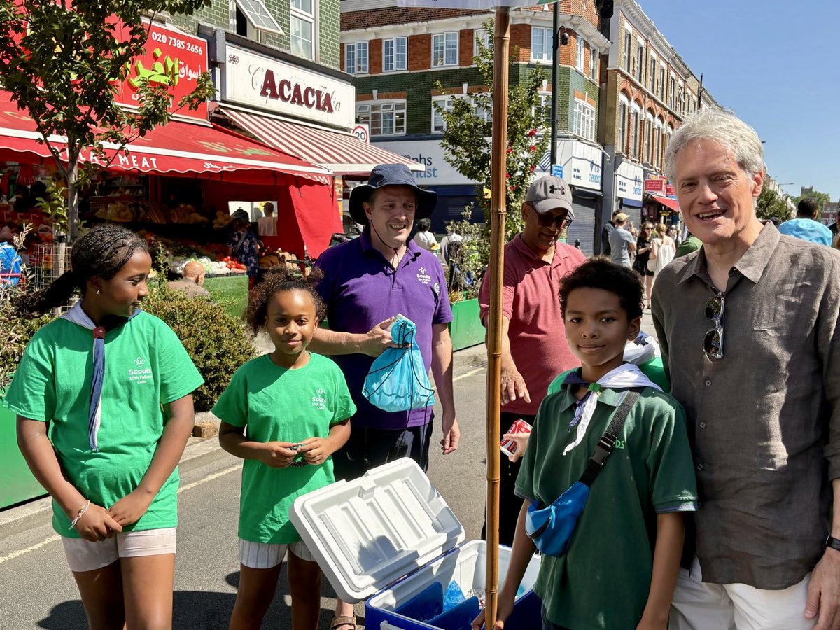 ChelFulhamBen's tweet image. A great time was had by all at the North End Road Summer Festival on Saturday. It’s always nice to bump into familiar faces and enjoy the food, music and buzz.
This Xmas will see 10th anniversary of 1st North End Road traffic-free market. Brilliant that it’s still going strong.