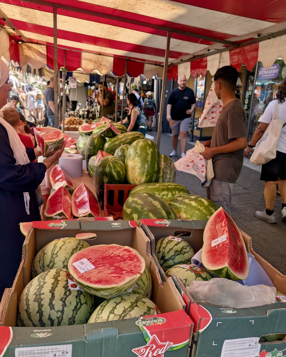 ChelFulhamBen's tweet image. A great time was had by all at the North End Road Summer Festival on Saturday. It’s always nice to bump into familiar faces and enjoy the food, music and buzz.
This Xmas will see 10th anniversary of 1st North End Road traffic-free market. Brilliant that it’s still going strong.