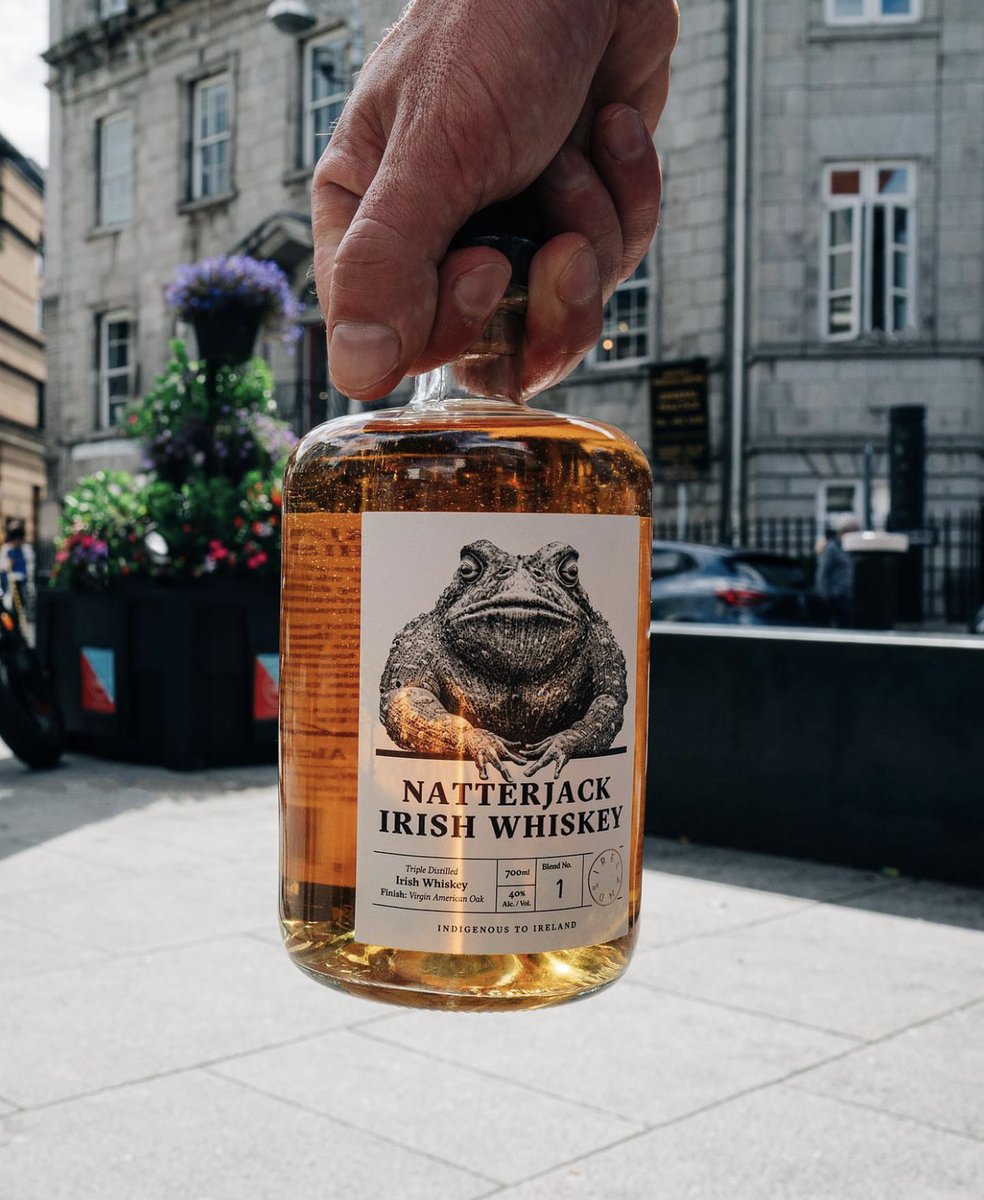 🐸Natterjack Irish Whiskey no sigue las reglas. Destilado en Irlanda. Envejecido en barricas de bourbon. Terminado en barricas americanas. 
¿Te animás a probar el lado más rebelde del whiskey irlandés? 🥃🇮🇪 #NatterjackWhiskey