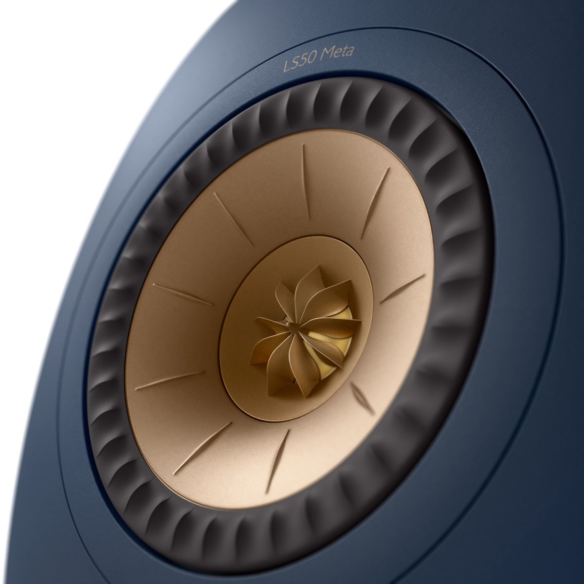 KEFを語る上で欠かせない技術の1つがUni-Q®テクノロジーです。
スピーカーのトゥイーターをベース／ミッドレンジコーンの音響中心部に配置することで、両者が単一の点音源として機能します。その結果、「スイートスポット」が広くなり、多くの人が最高のサウンドを楽しめます

#KEFストーリー