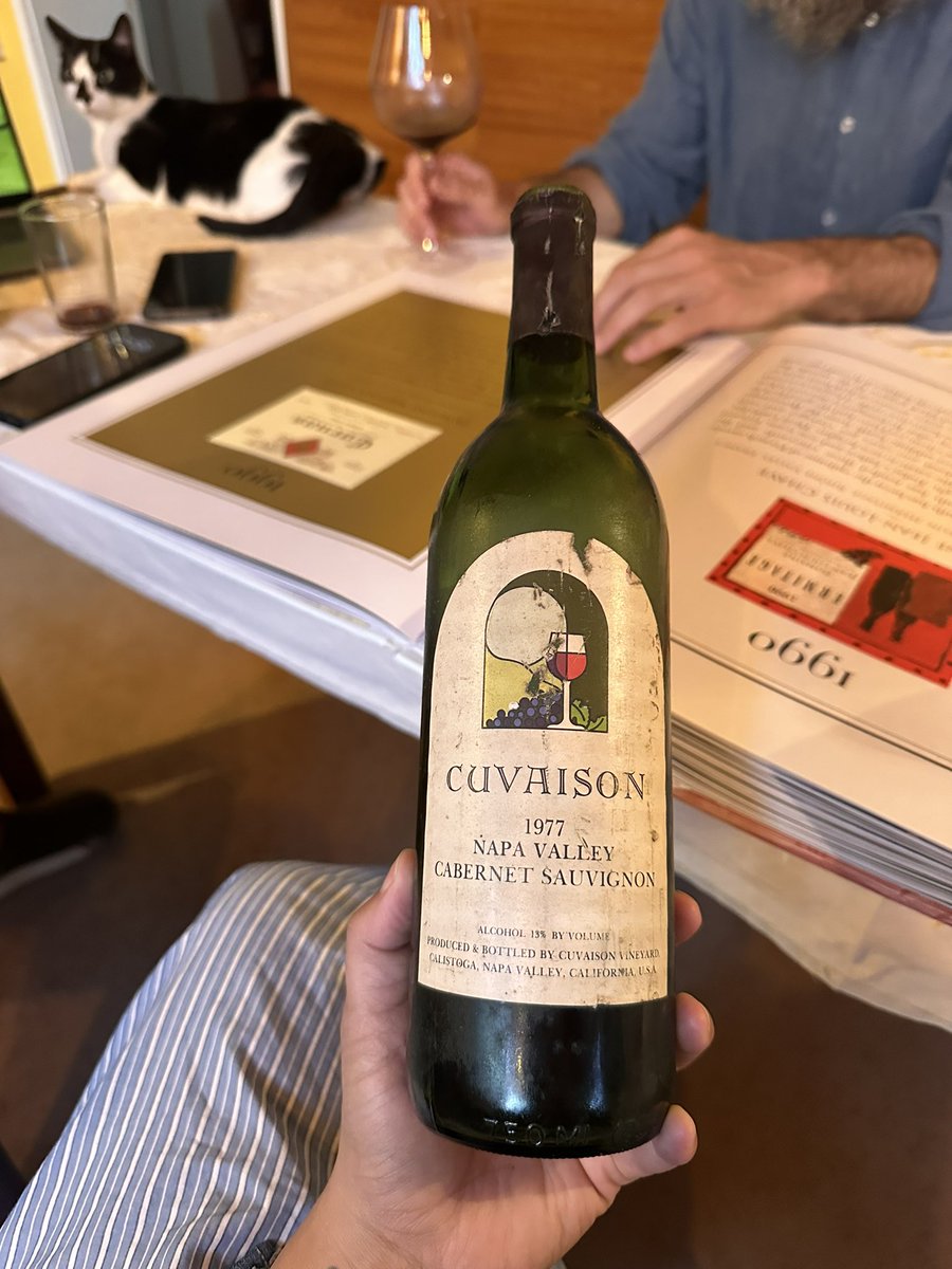 Me encanta en verano: la casa se llena de visitas, de buenos vinos y mucha cata a ciegas. (Todos estos vinos abiertos a ciegas) nivel alto de placer.