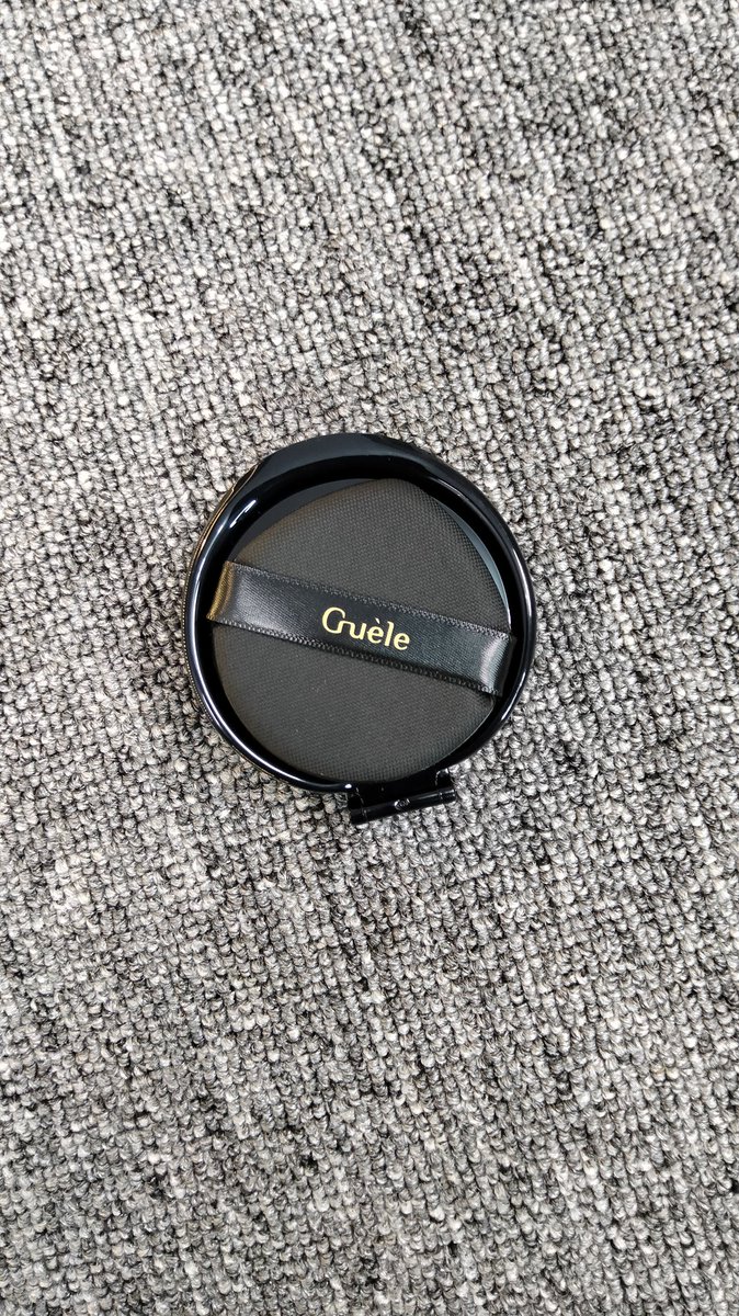 min9yujualan's tweet photo. refil cushion guele shade dunne, masih utuh BGETTTTTT dan puffnya masih bersih, ada video unboxing in case kalian mau liat https://t.co/dWMoWCqAnu