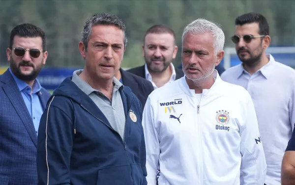 ✈️ "Ali Koç, Fenerbahçe'nin bugün başlayacak olan Portekiz kampına uçakla gidecek ve kamp boyunca takımı yalnız bırakmayacak."

(🗞️Fanatik)