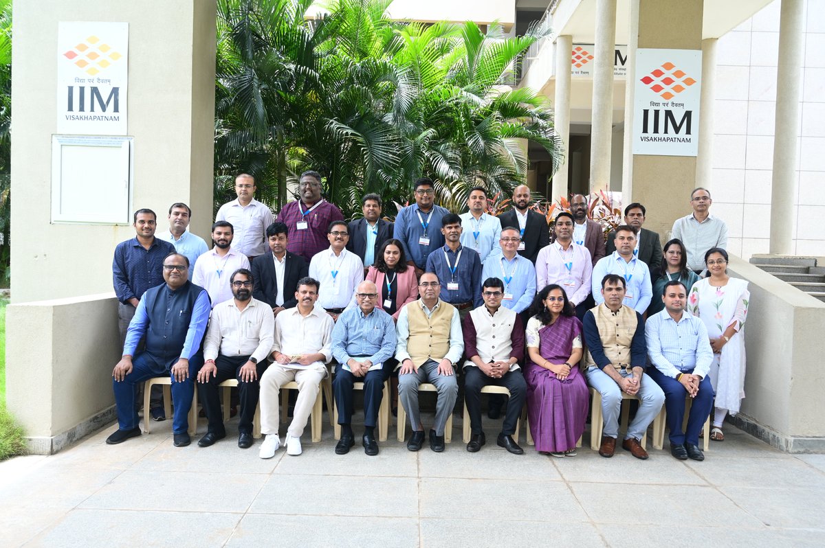 IIM_Vizag's tweet photo. IIMV welcomed 2nd cohort of Executive PhD program a distinctive initiative designed for working professionals. The Chief Guest for the inauguration, Prof. Deepak  Srivastava, Director, IIM Ranchi, lauded IIMV for conceptualizing a program that stands out in  structure and vision https://t.co/L5JElGWiSU