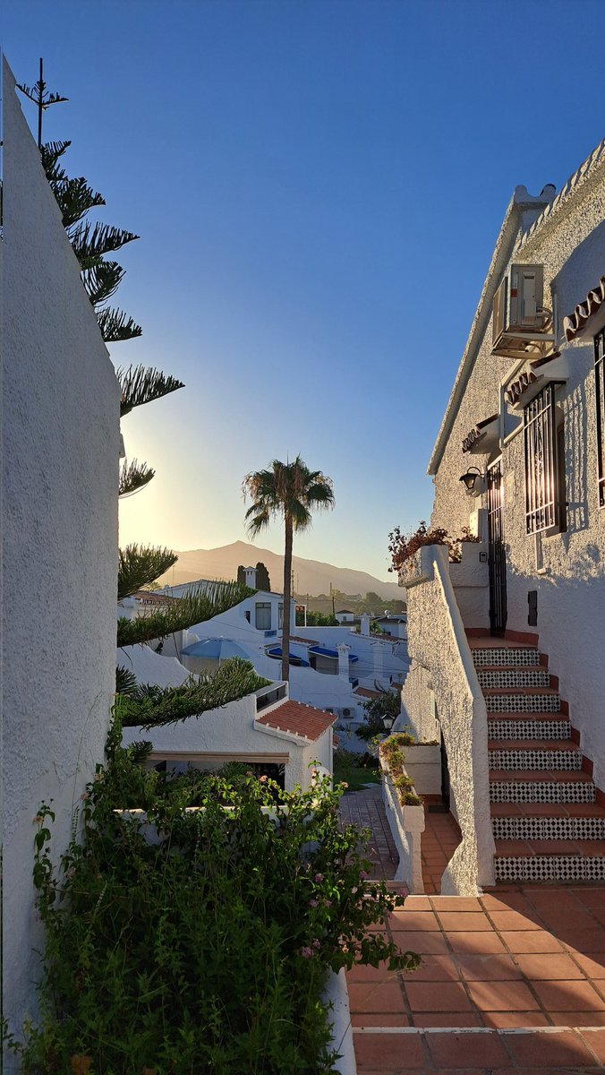 Carmen (@carmenglsmate) on Twitter photo Blanca geometría,
ocho escalones,
fractales en las ramas,
el sol ya no se esconde.
Amanece en las villas,
alejadas del centro,
este pueblo es muy bonito,
mi corazón arde contento.
Días de verano,
sol, playa y amor,
benditas vacaciones,
bien merecidas son.
#MiradaMatemática
BD 😘 Blanca geometría,
ocho escalones,
fractales en las ramas,
el sol ya no se esconde.
Amanece en las villas,
alejadas del centro,
este pueblo es muy bonito,
mi corazón arde contento.
Días de verano,
sol, playa y amor,
benditas vacaciones,
bien merecidas son.
#MiradaMatemática
BD 😘