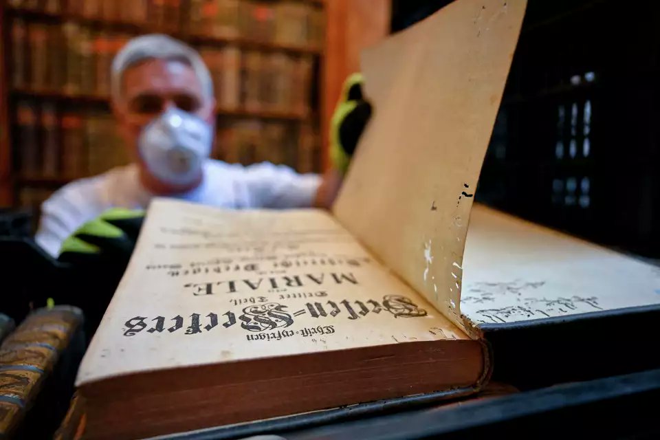 Hungary's oldest library is fighting to save 100,000 books from a beetle infestation greenwichtime.com/news/world/art… via <a href="/GreenwichTime/">Greenwich Time</a>
