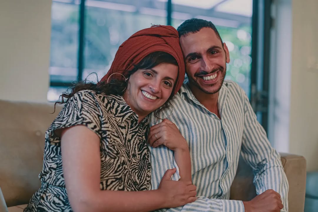 כשנולדתי הפכתי את שרה לאחותי הגדולה ובתמורה כשהיא הולידה את מעין שלום היא הפכה אותי לדוד. 

מאז היא הספיקה ללדת עוד 3 אוצרות מופלאים, כשבכל אחת מהפעמים היא עברה דרך שערי ההריון וההולדה מסע עמוק שבו היו שזורים זה בזאת טראומה וריפוי.

את המסעות האלה היא ארזה יפה-יפה במילים הקסומות