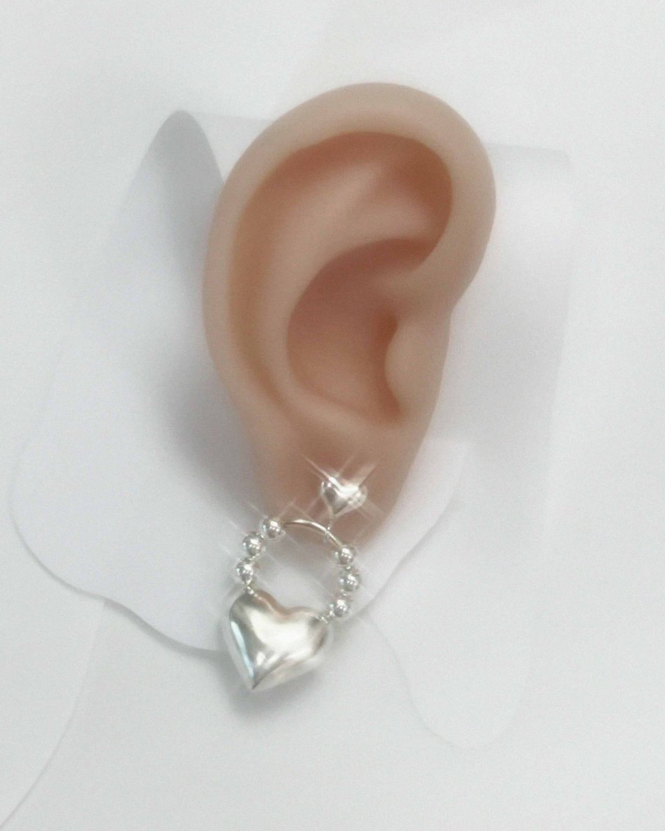 새로운거 만들어 왔어요🩶

(구슬도 하트도 링 위에서 움직이는 디테일 살려서!)

Connection_Earring (1pcs)

seoul-metal.com/product/detail…