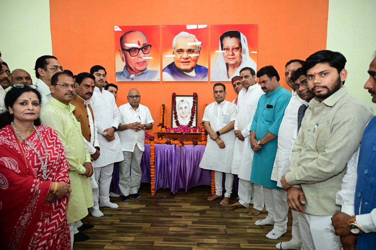 BJP Madhya Pradesh (@bjp4mp) on Twitter photo भाजपा वरिष्ठ नेता व मध्यप्रदेश के पूर्व मुख्यमंत्री स्व. श्री कैलाश जोशी जी की जयन्ती पर आज प्रदेश कार्यालय में भाजपा प्रदेश अध्यक्ष श्री <a href="/Hkhandelwal1964/">Hemant Khandelwal</a> ने पुष्पांजलि अर्पित कर नमन किया। भाजपा वरिष्ठ नेता व मध्यप्रदेश के पूर्व मुख्यमंत्री स्व. श्री कैलाश जोशी जी की जयन्ती पर आज प्रदेश कार्यालय में भाजपा प्रदेश अध्यक्ष श्री <a href="/Hkhandelwal1964/">Hemant Khandelwal</a> ने पुष्पांजलि अर्पित कर नमन किया।