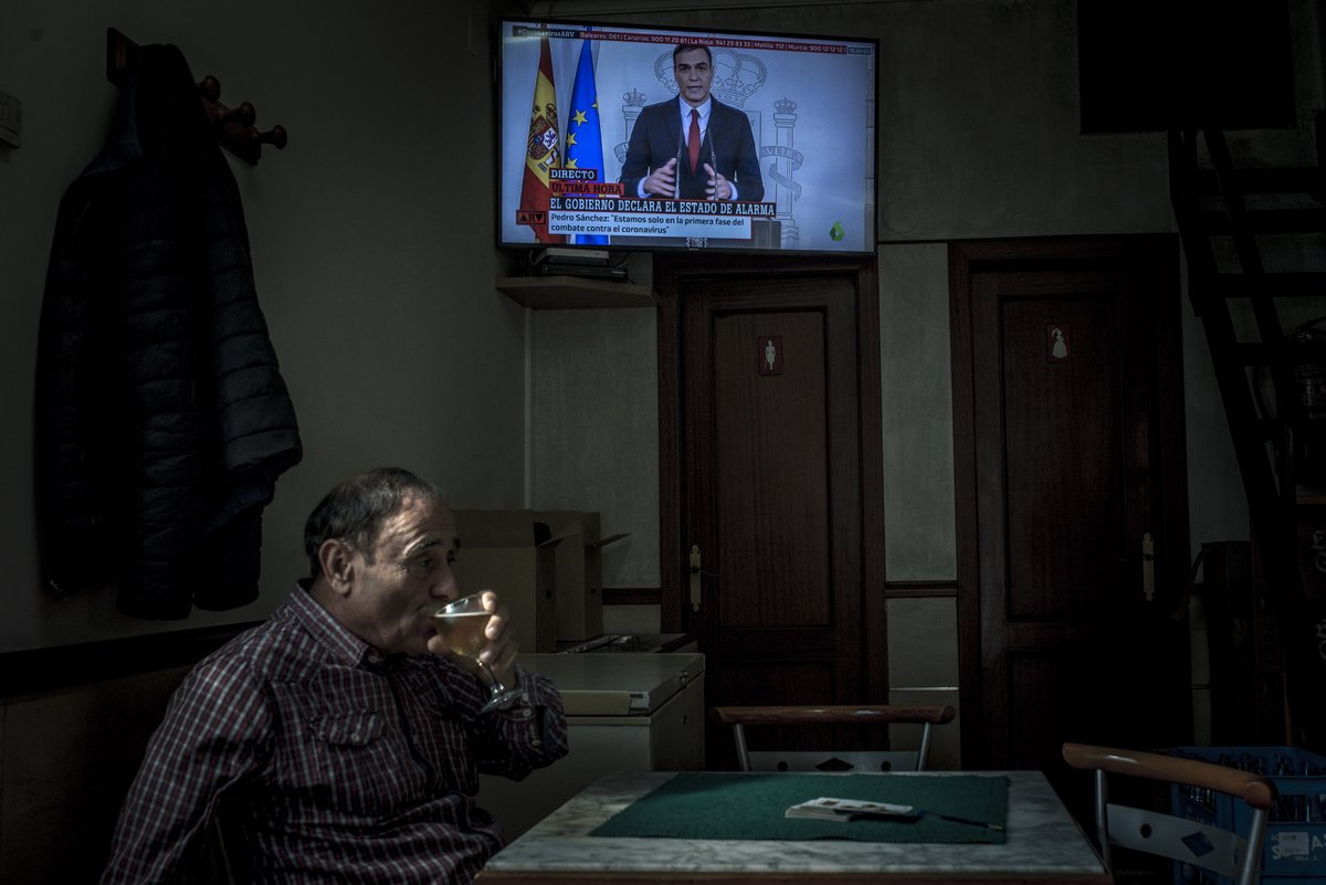 Foto del día: © Brais Lorenzo - <a href="/brais_lorenzo/">Brais Lorenzo</a> 

Un cliente de un bar bebe una cerveza en Ourense, Galicia, mientras el presidente del Gobierno, Pedro Sánchez, anuncia por televisión la declaración del estado de alarma. Ourense, 13/03/2020.