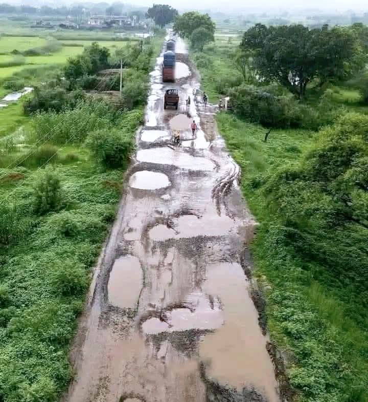 anil_h_rathva's tweet image. ચોમાસુ ચાલુ થતા જ પ્રકૃતિ સોળે કળાએ ખીલી ઉઠે છે.. ચારે બાજુ ખૂબ સુંદર અને રમણીય દ્રશ્યો જોવા મળે છે.
પણ વચમાં આવા ફાટેલા રોડ આવી જાય એટલે ફોટાની પથારી ફરી જાય છે 🤣🤣🤣