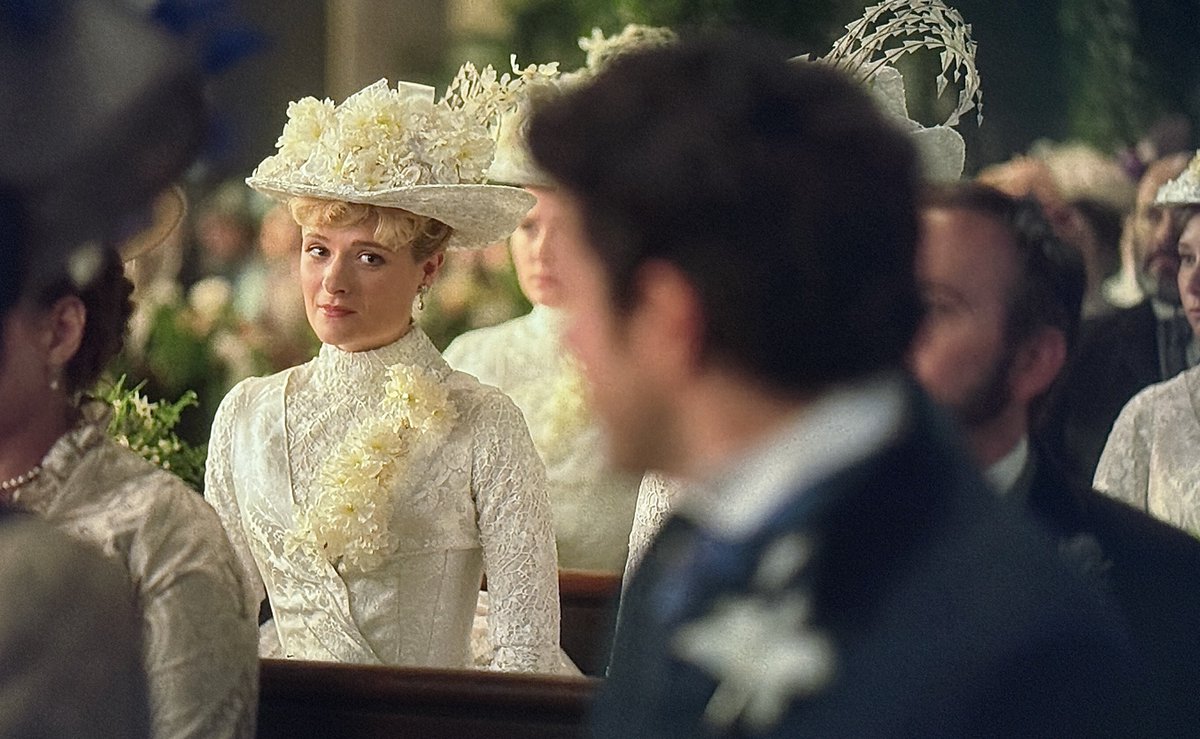 itshauteoutside's tweet image. This look right here…Larry isn’t going to let anyone stand in his way of proposing to Marian. He saw what Gladys went through and he’s like this will absolutely not be me. #TheGildedAge #Larian